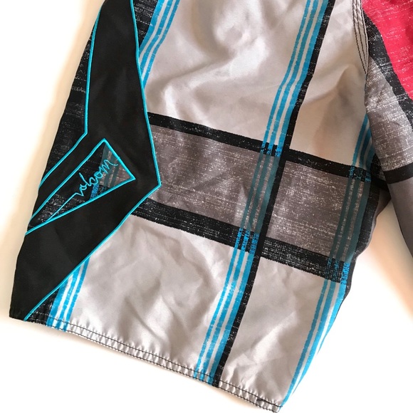 Volcom Mod-Tech board shorts - Picture 7 of 8